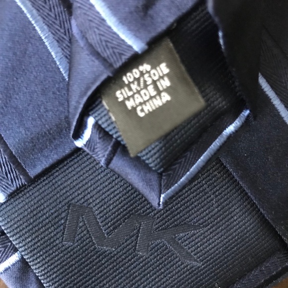 JUST IN 100% Silk Michael Kors Tie - Picture 5 of 5
